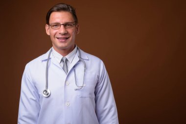 Adam doktor kahverengi arka plan stüdyo çekim