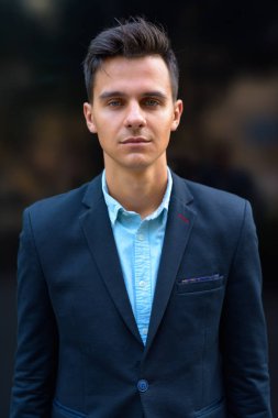 Genç yakışıklı işadamı şehri keşfetmek
