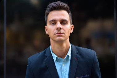 Genç yakışıklı işadamı şehri keşfetmek