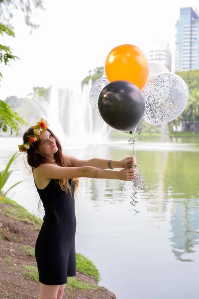 Young beautiful woman celebrating graduation at the park in Bang — Stock Photo, Image