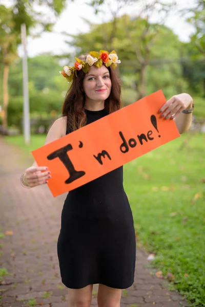 Jeune belle femme célébrant la remise des diplômes au parc de Bang — Photo