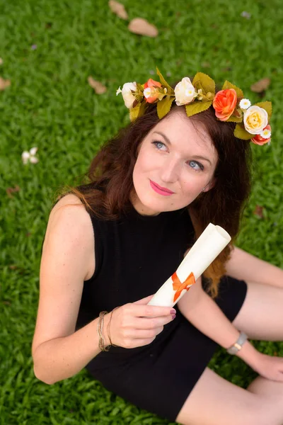 Giovane bella donna che celebra la laurea al parco di Bang — Foto Stock