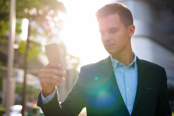 Joven hombre de negocios guapo explorando la ciudad — Foto de Stock