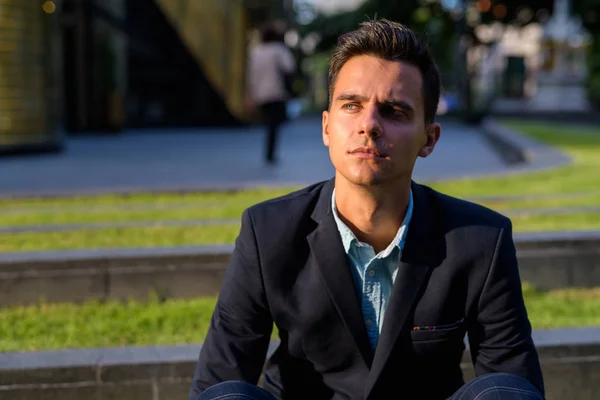 Joven hombre de negocios guapo explorando la ciudad — Foto de Stock