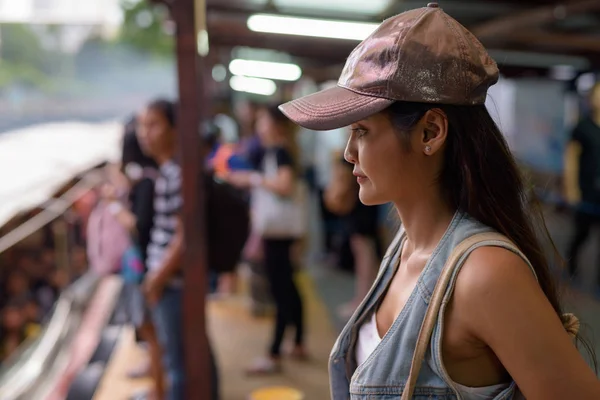 Giovane bella asiatica turista donna esplorare la città di Bangko — Foto Stock