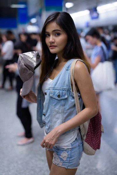 Fiatal gyönyörű ázsiai turista nő a város Bangko feltárása — Stock Fotó