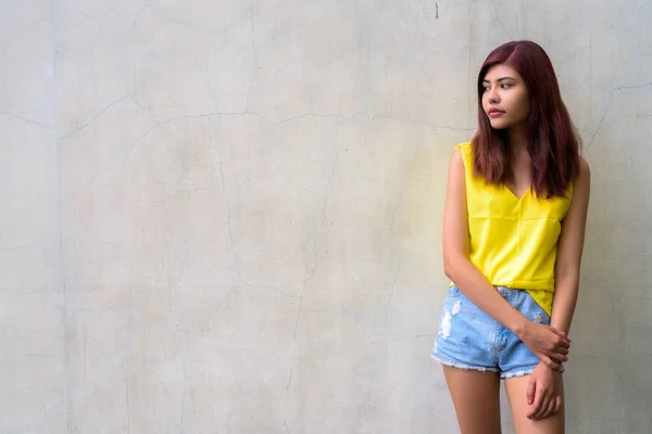 Hermosa Chica Adolescente Con Vibrante Camisa Amarilla Contra Fondo Gris —  Fotos de Stock