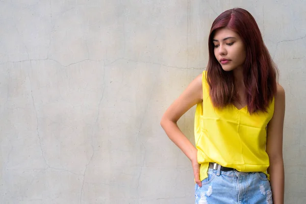 Schönes Teenager-Mädchen in leuchtendem gelben Hemd — Stockfoto
