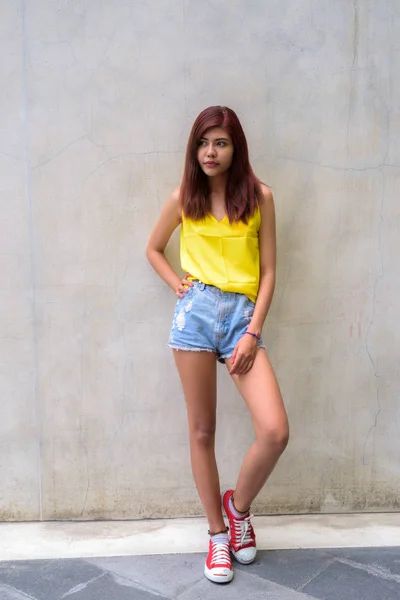 Mooie tiener meisje dragen van levendige gele overhemd — Stockfoto