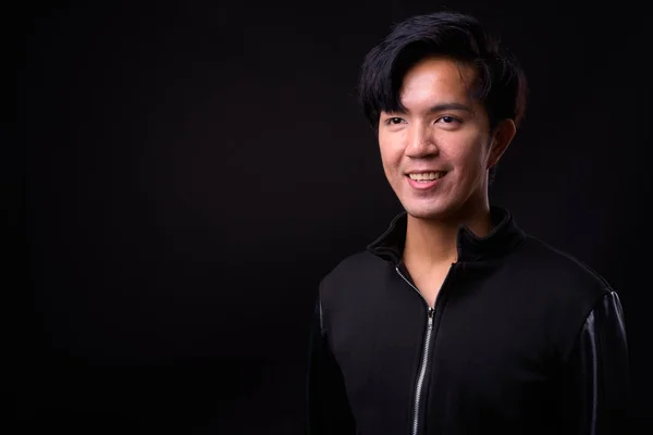 Красиві азіатські юнак на чорному фоні — стокове фото