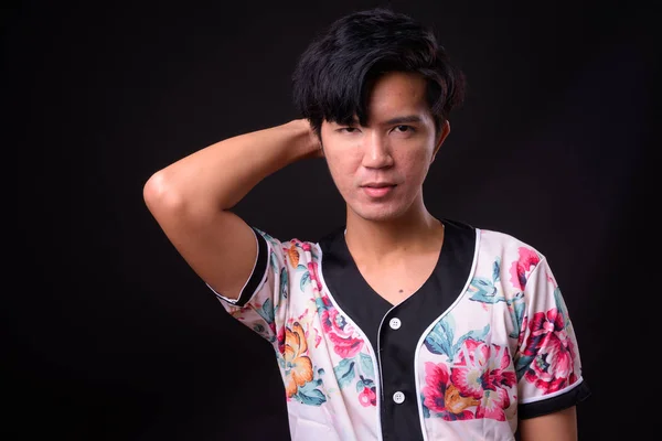 Junge Hubsche Asiatische Mann Gegen Schwarzen Hintergrund Stockfoto C Amazingmikael