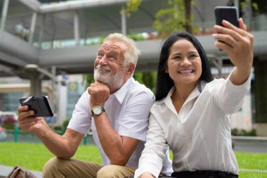 Olgun çok etnik gruptan oluşan çift mutlu ve keşfetmek süre aşık