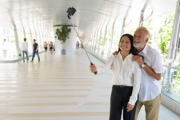 Starší multi-etnický pár šťastný a zamilovaný při průzkumu — Stock fotografie