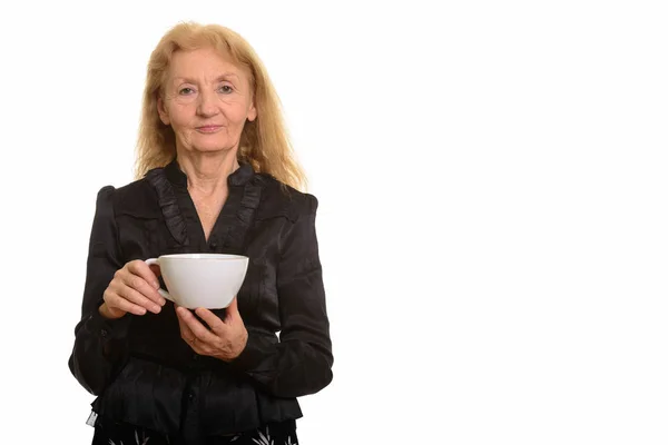 Studio skott av senior affärskvinna håller kaffekopp — Stockfoto