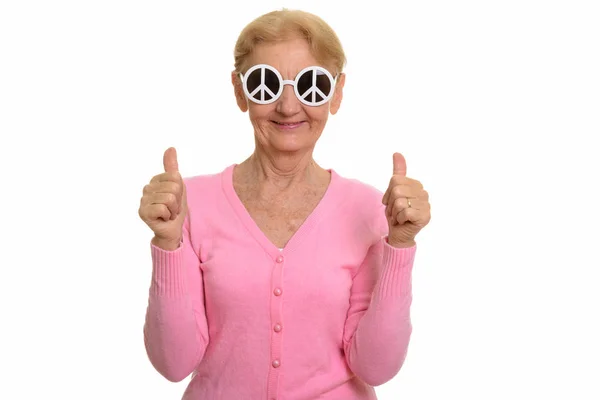 Happy senior woman smiling while wearing sunglasses with peace s — Stock Photo, Image