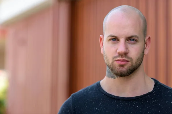 Retrato de jovem homem muscular careca ao ar livre — Fotografia de Stock