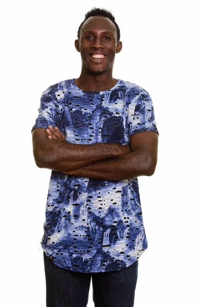 Młody, szczęśliwy Afrykanin uśmiecha się z skrzyżowanymi ramionami — Zdjęcie stockowe