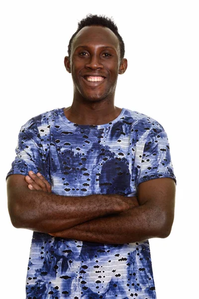 Joven hombre africano feliz sonriendo con los brazos cruzados — Foto de Stock