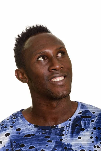 Rostro de joven hombre africano feliz sonriendo y pensando — Foto de Stock