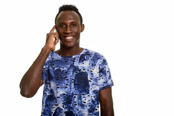 Joven feliz negro africano hombre sonriendo mientras habla en móvil ph — Foto de Stock