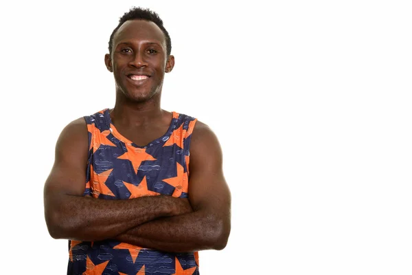 Joven hombre africano negro feliz sonriendo con los brazos cruzados — Foto de Stock