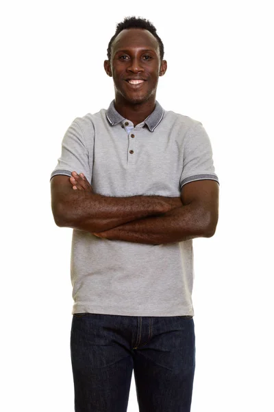Młody szczęśliwy czarny Afrykanin uśmiecha się z ramionami skrzyżowane — Zdjęcie stockowe
