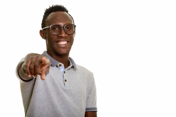 Genç mutlu Afrikalı adam gülümsüyor ve kamerayı işaret ediyor. — Stok fotoğraf