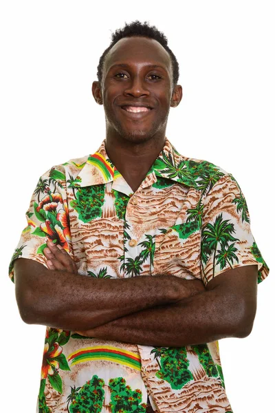 Jovem feliz negro Africano homem sorrindo com os braços cruzados — Fotografia de Stock