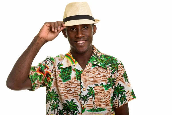Jovem feliz negro Africano homem sorrindo enquanto segurando chapéu — Fotografia de Stock