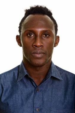 Genç siyahi Afrikalı adamın yüzü
