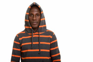 Siyah kapüşonlu genç Afrikalı adam