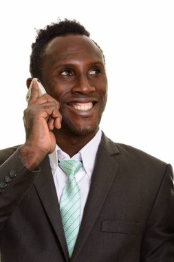 Düşünceli genç mutlu Afrika işadamı gülümseyen yüz süre