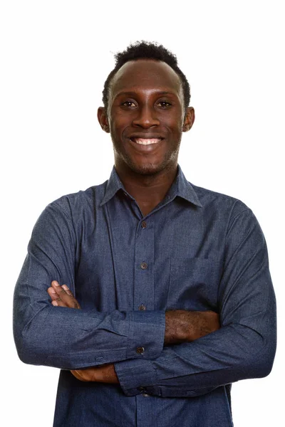 Młody szczęśliwy czarny Afrykanin uśmiecha się z ramionami skrzyżowane — Zdjęcie stockowe
