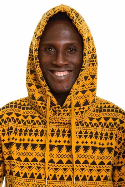 Cara de joven feliz negro africano hombre sonriendo y usando sudadera con capucha — Foto de Stock