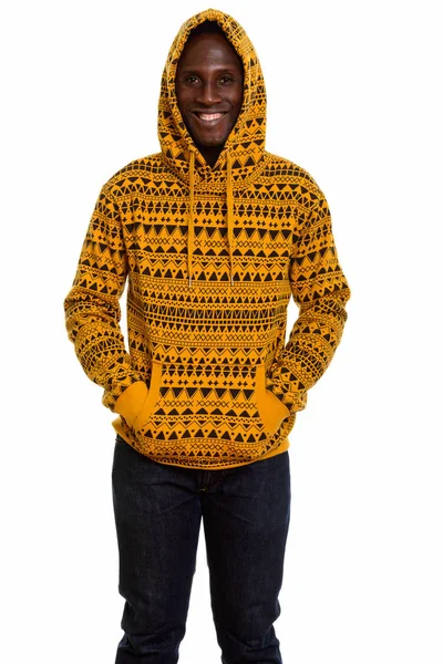 Молодой счастливый черный африканский мужчина улыбается и носит толстовку — стоковое фото