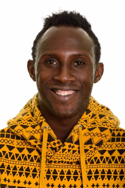 Twarz młodego, szczęśliwego czarnego Afrykanina uśmiechającego się — Zdjęcie stockowe