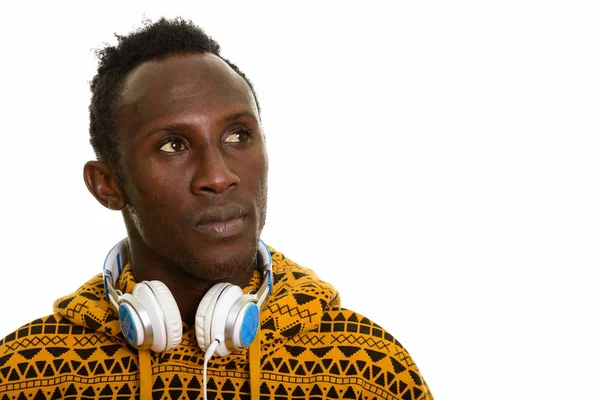 Στοχαστικός νεαρός μαύρος άνδρας αφρικανική φορώντας ακουστικά γύρω από nec — Φωτογραφία Αρχείου