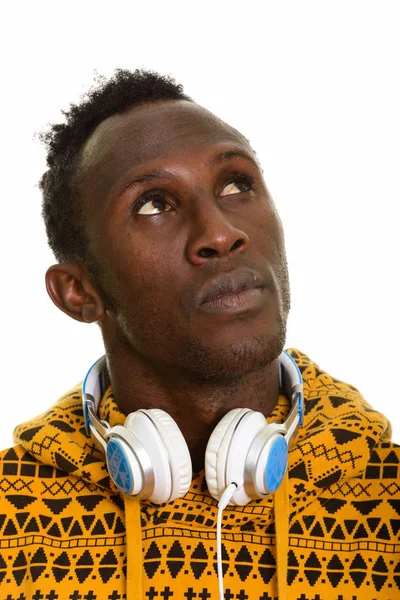 Πρόσωπο του στοχαστικός νεαρός μαύρος άνδρας αφρικανική φορώντας ακουστικά ar — Φωτογραφία Αρχείου
