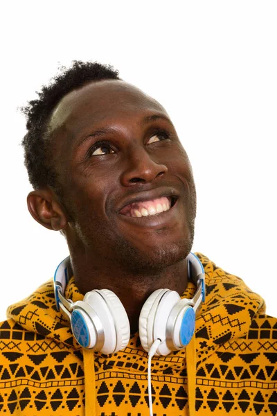 Πρόσωπο του στοχαστικός ευτυχισμένη αφρικανική νεαρός χαμογελώντας και φορώντας h — Φωτογραφία Αρχείου