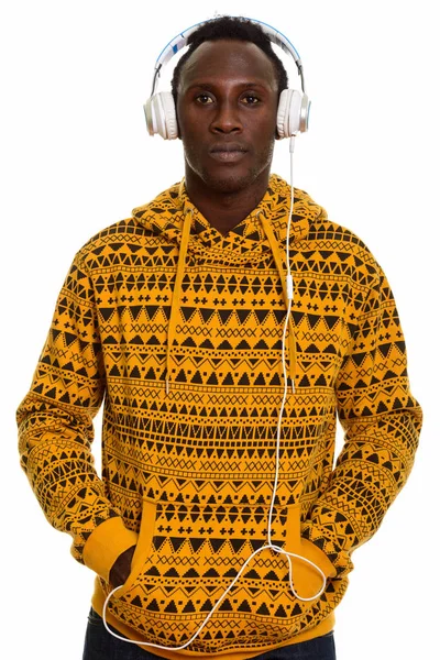 Joven negro africano escuchando música — Foto de Stock