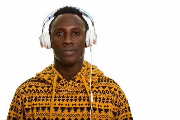 Νεαρός μαύρος Αφρικανός που ακούει μουσική — Φωτογραφία Αρχείου