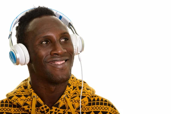 Νεαρή ευτυχισμένη μαύρη αφρικανική άνθρωπος, χαμογελαστός και να ακούτε μουσική whi — Φωτογραφία Αρχείου
