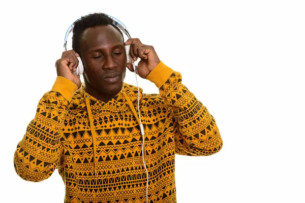Νεαρός μαύρος Αφρικανός ακούει μουσική με κλειστά μάτια — Φωτογραφία Αρχείου