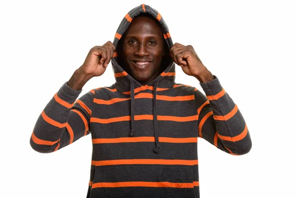 Szczęśliwy młody czarny Afryki człowiek uśmiechający się trzymając i noszenie — Zdjęcie stockowe