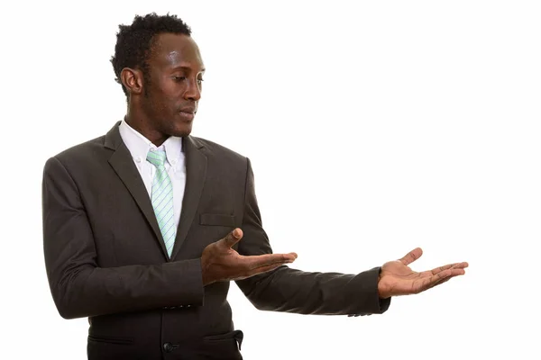 Молодий чорношкірий африканський бізнесмен щось показує. — стокове фото