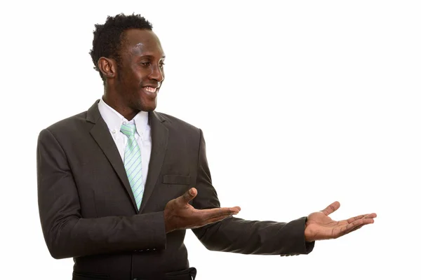 Joven feliz negro africano empresario sonriendo y mostrando someth —  Fotos de Stock