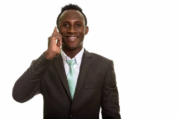 Cep telefonunuzda konuşurken gülümseyen genç mutlu Afrika iş adamı — Stok fotoğraf