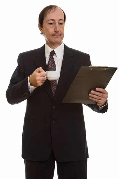 Studioaufnahme eines reifen Geschäftsmannes, der eine Kaffeetasse in der Hand hält — Stockfoto