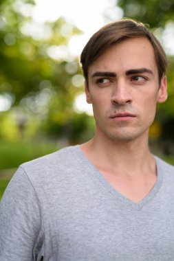 Yakışıklı delikanlı rahatlatıcı parkta