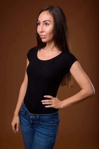 Stüdyo çekim Genç güzel kadının kahverengi arka plan — Stok fotoğraf